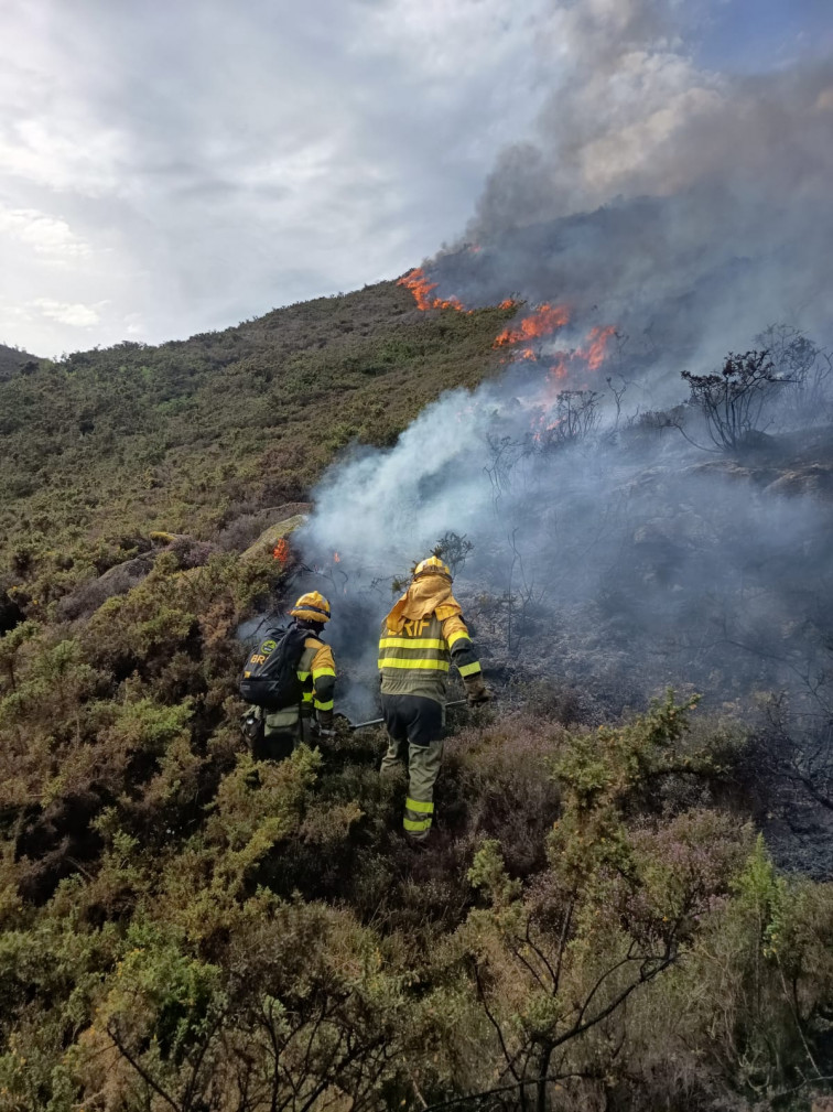 Aún es abril y ya empiezan los desalojos por incendios forestales, activos sin control en Carballo, A Laracha y Ponteareas