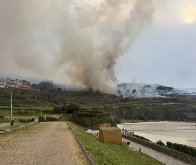 Incendio forestal en Caiu00f3n en una foto de EloyTP