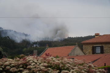 Vista del incendio forestal en la parroquia de Noicela, a 6 de abril de 2026, en Noicela, Carballo, A Coruña, Galicia (España). El incendio forestal permanece activo en la parroquia de Noicela desde