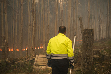 Vista del incendio forestal en el monte Galleiro, a 6 de abril de 2026, en Ribadetea, Ponteareas, Pontevedra, Galicia (España). El incendio de monte Galleiro comenzó a las 14:47 horas en la parroqui