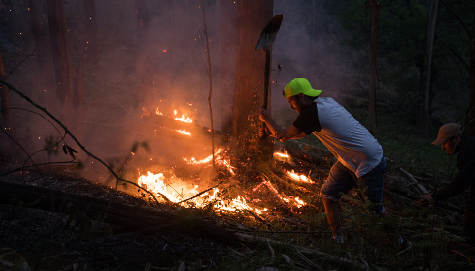 Varias personas intentan sofocar el fuego en el incendio forestal en el monte Galleiro, a 6 de abril de 2026, en Ribadetea, Ponteareas, Pontevedra, Galicia.