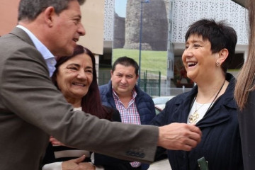 El secretario xeral del PSdeG, José Ramón Gómez Besteiro, junto con la edil del Ayuntamiento de Lugo Olga López.