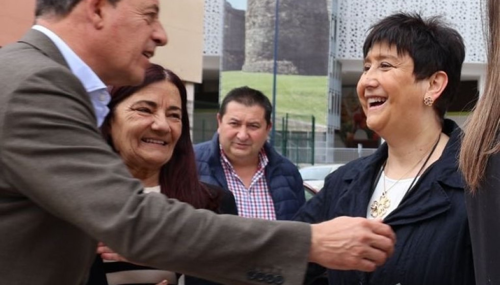 El secretario xeral del PSdeG, José Ramón Gómez Besteiro, junto con la edil del Ayuntamiento de Lugo Olga López.