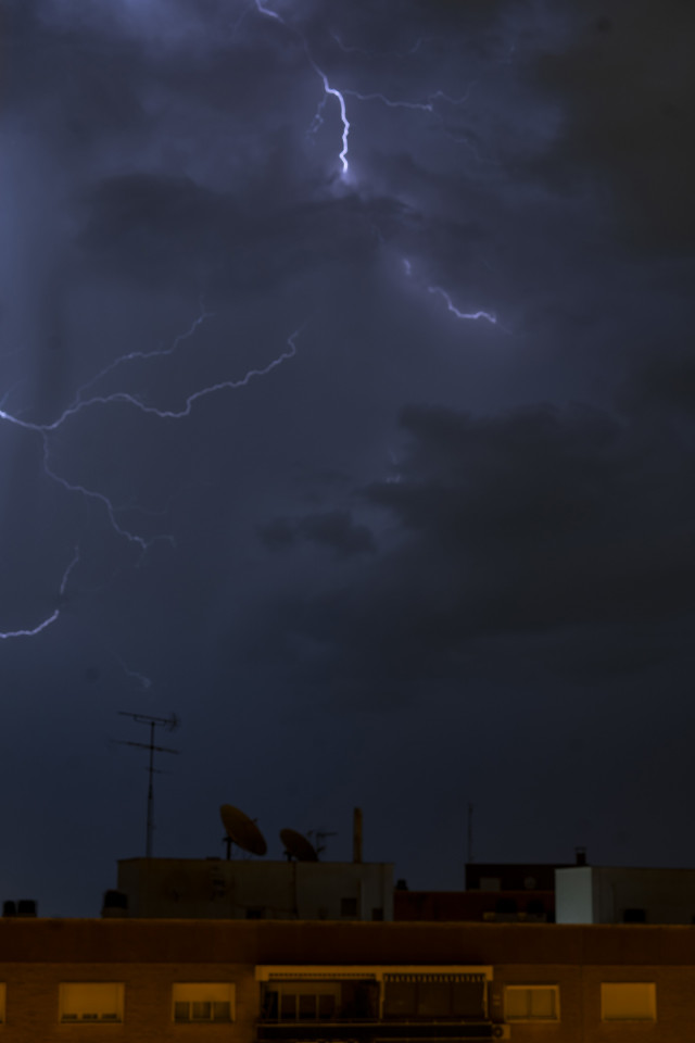 Archivo - Tormenta eléctrica en el distrito de Hortaleza, a 10 de septiembre de 2023, en Madrid (España).