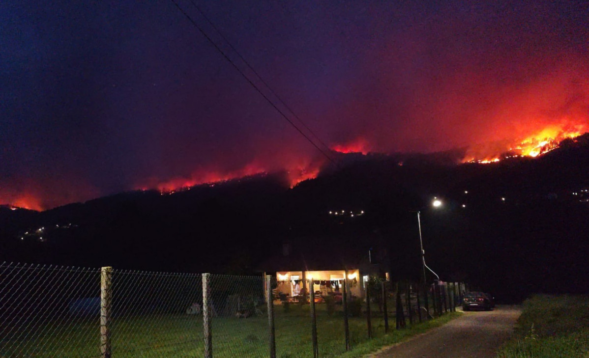 Incendio en Ponteareas cerca de las casas en una foto de Incendios Galicia @lumesGal