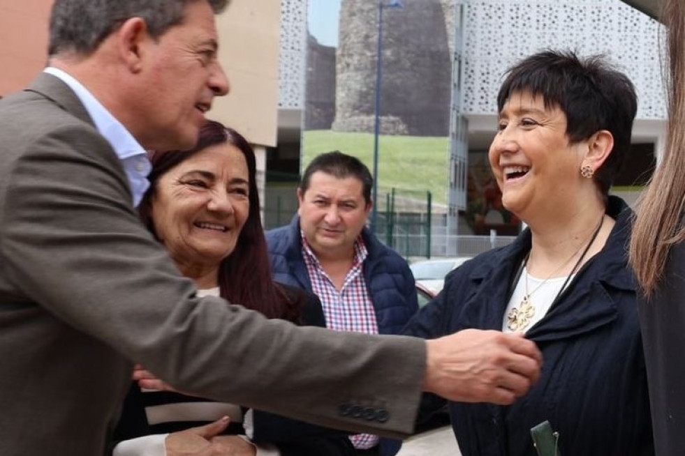 El secretario xeral del PSdeG, José Ramón Gómez Besteiro, junto con la edil del Ayuntamiento de Lugo Olga López.