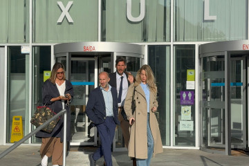 Archivo - El alcalde de Ourense, Gonzalo Pérez Jácome, acompañado de su abogado y de la concejala de Dinamización y Política Social, Noa Rouco, a la salida del juzgado después de haber sido cita