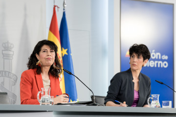 (I-D) La ministra de Igualdad, Ana Redondo, y la ministra de Inclusión, Seguridad Social y Migraciones de España, Elma Saiz, durante una rueda de prensa tras el Consejo de Ministros, en el Palacio d