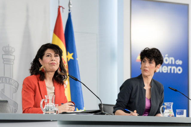 (I-D) La ministra de Igualdad, Ana Redondo, y la ministra de Inclusión, Seguridad Social y Migraciones de España, Elma Saiz, durante una rueda de prensa tras el Consejo de Ministros, en el Palacio de La Moncloa, a 7 de abril de 2026, en Madrid.