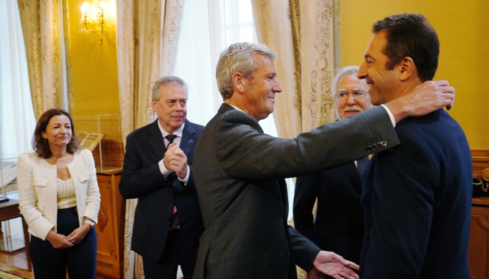 Archivo - La nueva conselleira do Mar, Marta Villaverde (1i); el presidente de la Xunta de Galicia, Alfonso Rueda (c) y el hasta hoy conselleiro do Mar, Alfonso Villares (1d), durante el acto de su to