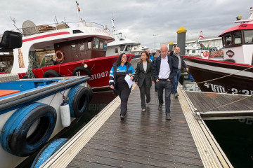 La conselleira do Mar, Marta Villaverde, en el pantalán de Vilanova