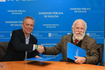 El conselleiro de Sanidade y presidente de la Fundación Pública Urxencias Sanitarias de Galicia-061, Antonio Gómez Caamaño, y el delegado de la Fundación Hospitalaria de la Orden de Malta, Enriqu