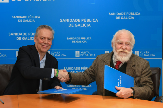 El conselleiro de Sanidade y presidente de la Fundación Pública Urxencias Sanitarias de Galicia-061, Antonio Gómez Caamaño, y el delegado de la Fundación Hospitalaria de la Orden de Malta, Enrique Marchesi-Herce,  durante la firma.