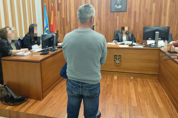 Miembro del GES del Val Miñor, acusado de varios delitos de coacciones y amenazas hacia otros compañeros, en la sala de lo Penal 1 de Vigo.