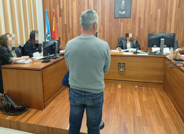 Miembro del GES del Val Miñor, acusado de varios delitos de coacciones y amenazas hacia otros compañeros, en la sala de lo Penal 1 de Vigo.