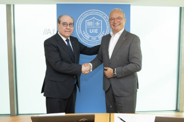 El rector de la UIE, Miguel Ángel Escote y Albert Triola Espigulé, en representación de Oracle en España, firman un acuerdo para que la UIE incorpore formación oficial de Oracle en sus grados y p