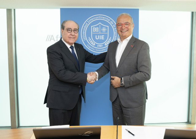 El rector de la UIE, Miguel Ángel Escote y Albert Triola Espigulé, en representación de Oracle en España, firman un acuerdo para que la UIE incorpore formación oficial de Oracle en sus grados y postgrados