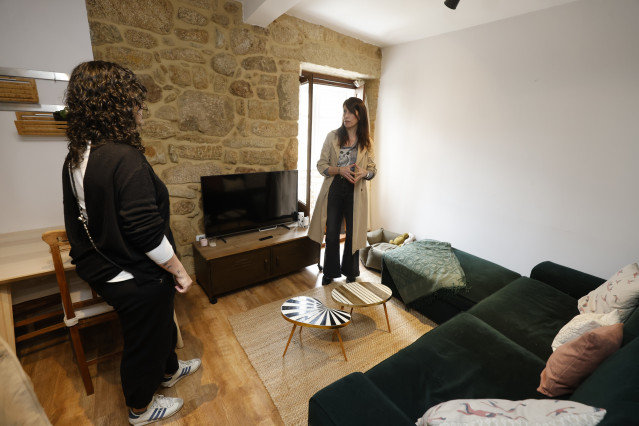 La conselleira de Vivenda e Planificación de Infraestruturas, María Martínez Allegue, visita un domicilio de la calle Real de Pontevedra
