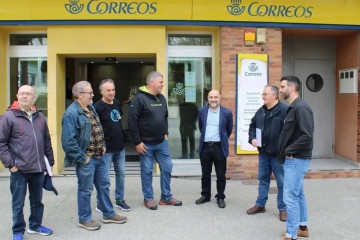 Miembros del BNG frente a la oficina de Correos en Foz (Lugo).