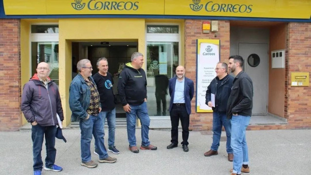 Miembros del BNG frente a la oficina de Correos en Foz (Lugo).