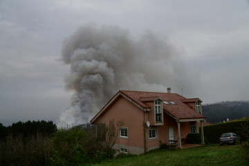 Vista del incendio forestal en las parroquias de Noicela y Caión, a 6 de abril de 2026, en A Coruña, Galicia (España). Mientras, los incendios en el ayuntamiento de Carballo (A Coruña), parroquia 