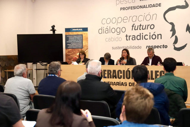 La conselleira do Mar, Marta Villaverde, en reunión con cofradías de A Coruña