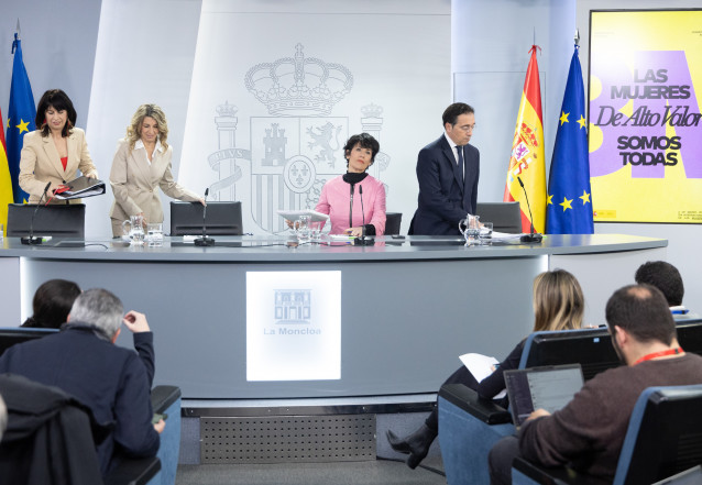 Archivo - (I-D) La ministra de Igualdad, Ana Redondo, durante una rueda de prensa tras el Consejo de Ministros, a 3 de marzo de 2026, en Madrid (España).