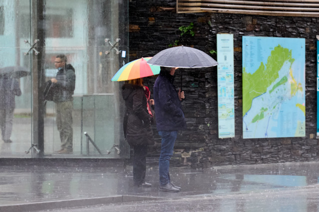 Archivo - Dos personas sujetan un paraguas, a 16 de enero de 2023, en Santander, Cantabria (España).