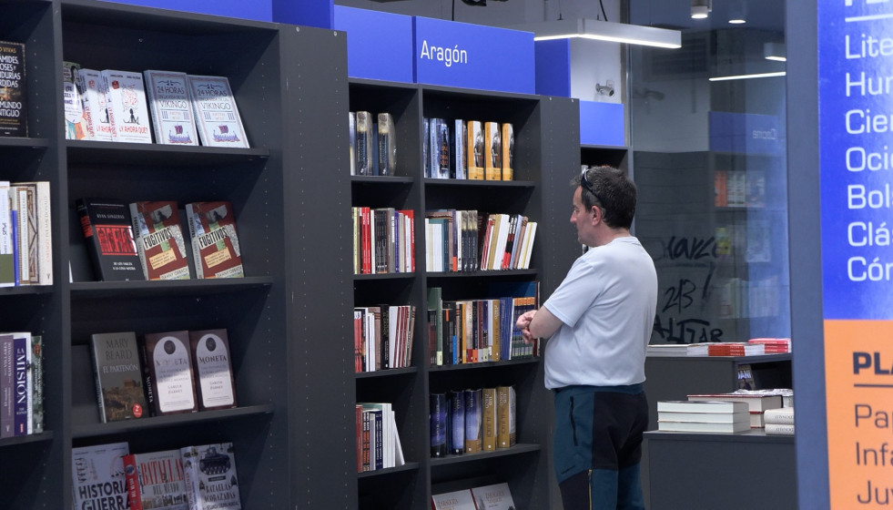 Libros expuestos en una librería.