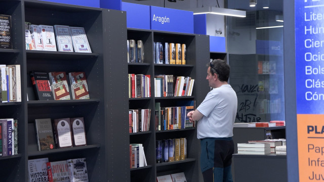 Libros expuestos en una librería.