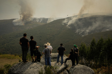 Archivo - Efectivos aéreos de los bomberos durante las labores de extinción del incendio de Avión, a 25 de agosto de 2025, en Avión, Ourense (España).