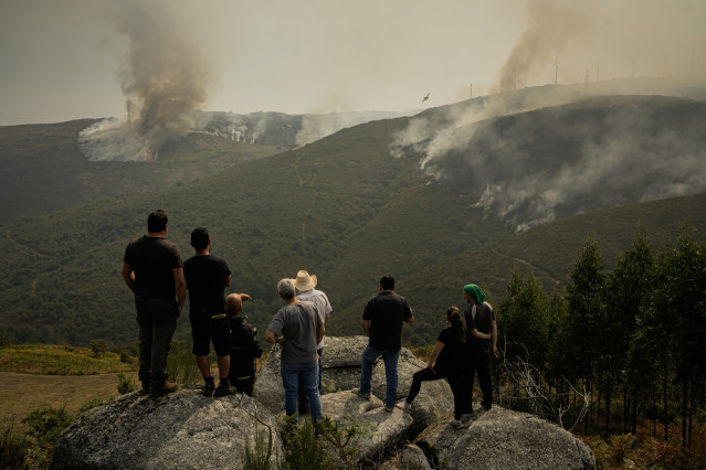 Archivo - Efectivos aéreos de los bomberos durante las labores de extinción del incendio de Avión, a 25 de agosto de 2025, en Avión, Ourense (España).