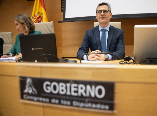 El ministro de Presidencia, Justicia y Relaciones con las Cortes, Félix Bolaños, y la vicesecretaria de Regeneración Institucional del PP, Cuca Gamarra, durante la Comisión Constitucional para dar cuenta del Plan Normativo 2025 del Gobierno.