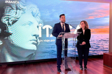José Manuel Mourelo yCarlota Sánchez-Montaña, durante la presentación de la exposición interactiva 'Ítaca. Unha viaxe pola educación financeira', en Santiago de Compostela