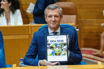 El presidente de la Xunta posa con la portada de su discurso en el hemiciclo.