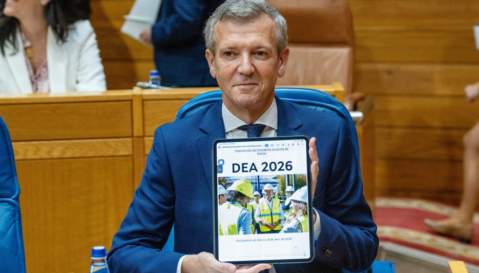 El presidente de la Xunta posa con la portada de su discurso en el hemiciclo.