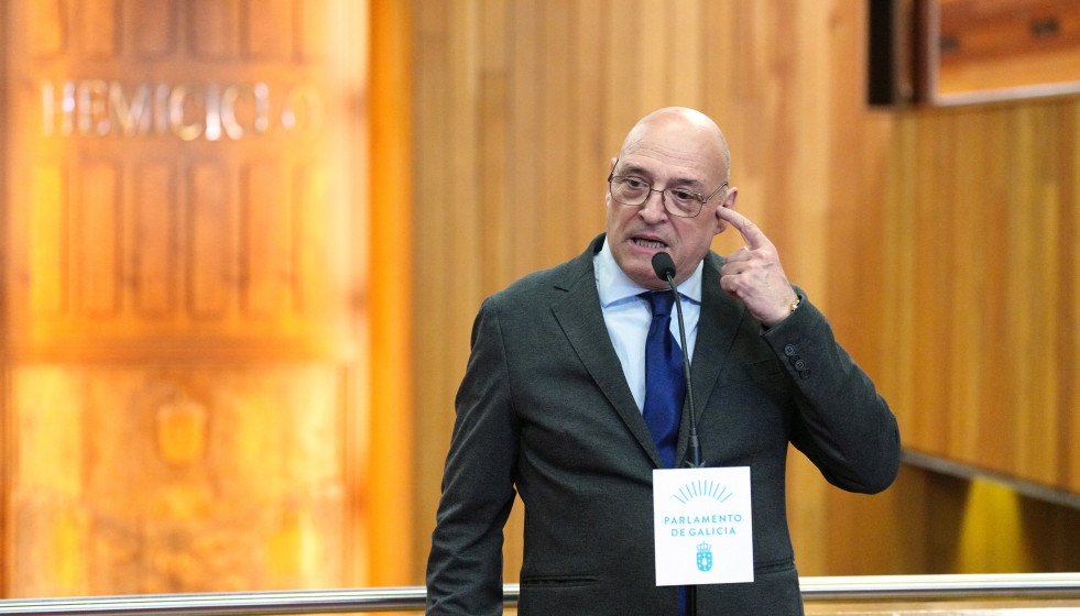 El portavoz de Democracia Ourensana, Armando Ojea, durante el Debate sobre el Estado de la Autonomía, a 8 de abril de 2026, en Santiago de Compostela, A Coruña, Galicia (España). El Gobierno  galle