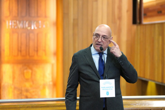 El portavoz de Democracia Ourensana, Armando Ojea, durante el Debate sobre el Estado de la Autonomía, a 8 de abril de 2026, en Santiago de Compostela, A Coruña, Galicia (España). El Gobierno  gallego se enfrenta al Debate sobre el Estado de la Autonomía d