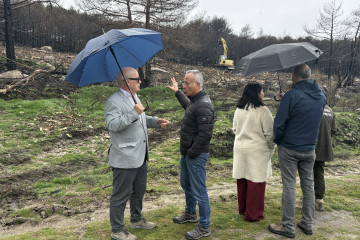 El subdelegado del Gobierno en Ourense, Eladio Santos, supervisa las labores de restauración forestal tras los incendios en A Pobra de Trives, Ourense, Galicia