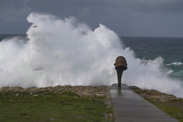 Archivo - Olas durante el frente meteorológico, a 23 de febrero de 2024, en A Coruña, Galicia (España). La Agencia Estatal de Meteorología (Aemet) decretó un aviso naranja por temporal costero en