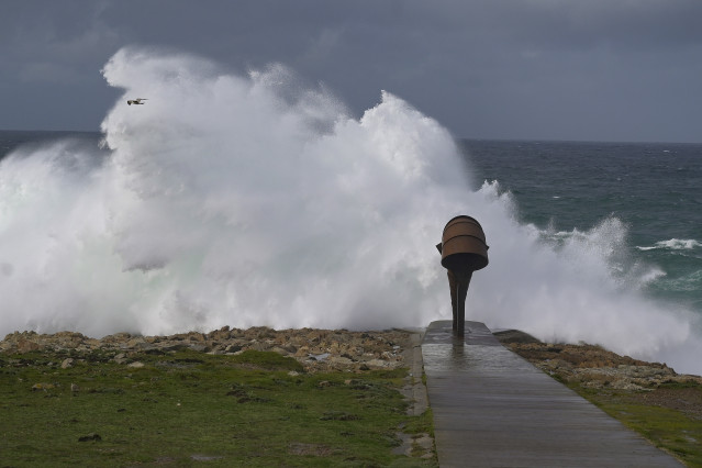 Archivo - Olas durante el frente meteorológico, a 23 de febrero de 2024, en A Coruña, Galicia (España). La Agencia Estatal de Meteorología (Aemet) decretó un aviso naranja por temporal costero en el litoral gallego que ya está activo. El noroeste y oeste