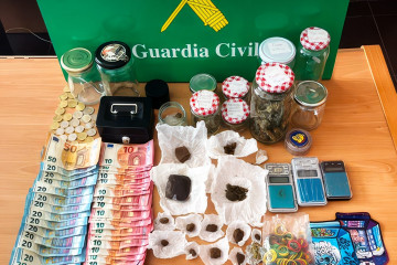 Dinero, droga y otros efectos intervenidos a un joven de 22 años, que fue detenido en Culleredo (A Coruña) por un delito contra la salud pública.