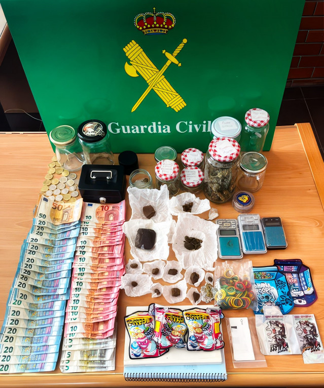 Dinero, droga y otros efectos intervenidos a un joven de 22 años, que fue detenido en Culleredo (A Coruña) por un delito contra la salud pública.