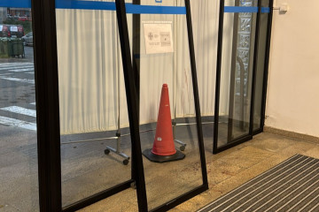 Daños en la puerta de acceso del centro de salud de Carballo (A Coruña).