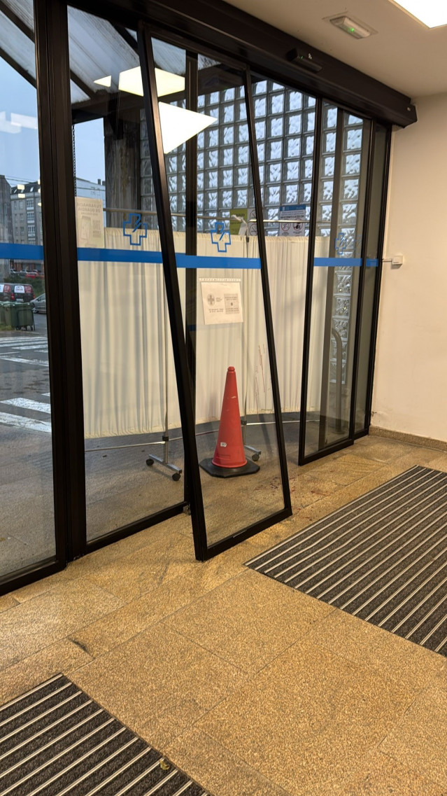 Daños en la puerta de acceso del centro de salud de Carballo (A Coruña).