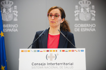 La ministra de Sanidad, Mónica García, ofrece declaraciones a los medios tras el pleno del Consejo Interterritorial del Sistema Nacional de Salud (CISNS), en el Ministerio de Sanidad, a 27 de marzo 