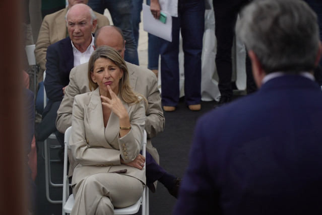 La vicepresidenta segunda del Gobierno y ministra de Trabajo y Economía Social, Yolanda Díaz, atiende a los medios de comunicación antes de clausurar el proyecto itinerante 'Formación en Ruta'