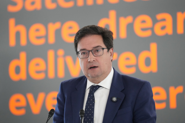 El ministro para la Transformación Digital, Óscar López, durante una visita a Sateliot, a 8 de abril de 2026, en Barcelona, Catalunya (España).