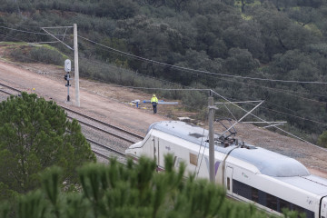 Archivo - Imagen de un tren AVE a su paso por el tramo de vía, completamente restaurado, donde ocurrió el trágico accidente del pasado 18 de enero en Adamuz (Córdoba). A 17 de febrero de 2026, en 