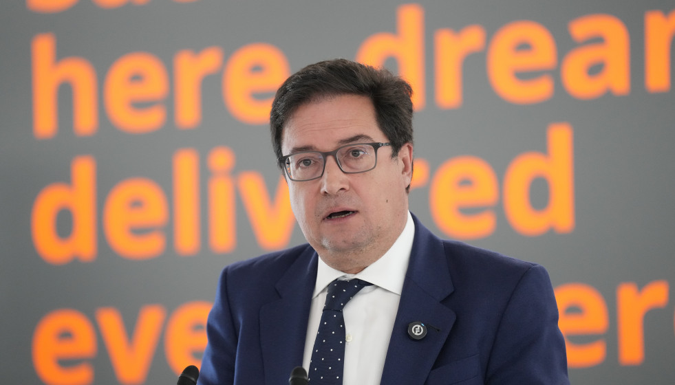 El ministro para la Transformación Digital, Óscar López, durante una visita a Sateliot, a 8 de abril de 2026, en Barcelona, Catalunya (España).